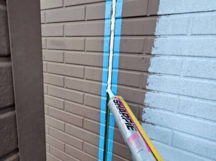 草加市で外壁塗装するなら必見！窓サッシまわりのコーキングが「増し打ち」になる納得の理由